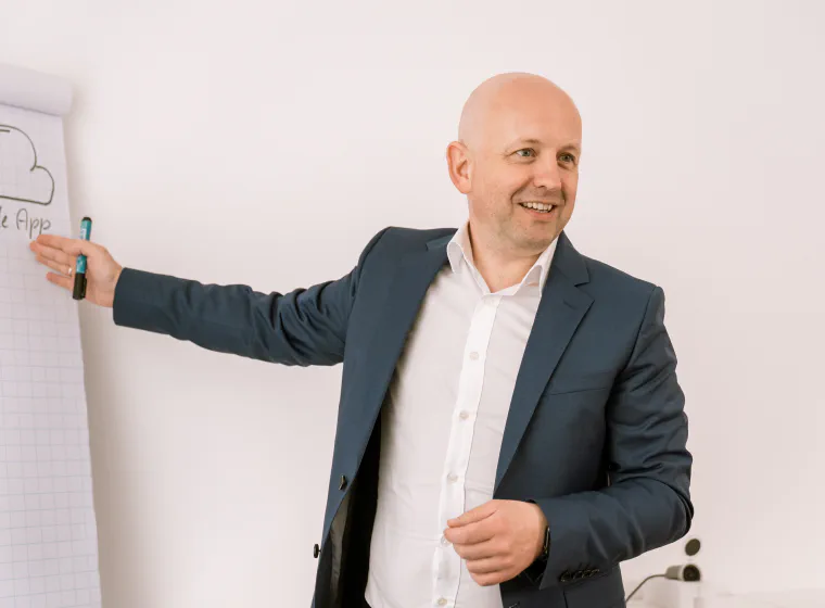 André Krämer erklärt einen Git-Workflow am Flipchart